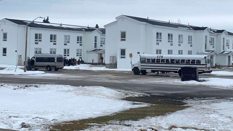 Hollanda’dan kalkan uçak acil iniş yapınca yolcular askeri kışlada uyumak zorunda kaldı