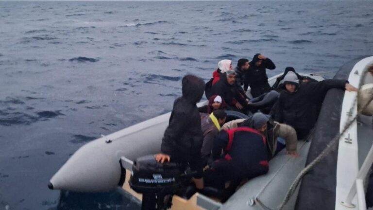 İzmir’de 122 düzensiz göçmen kurtarıldı