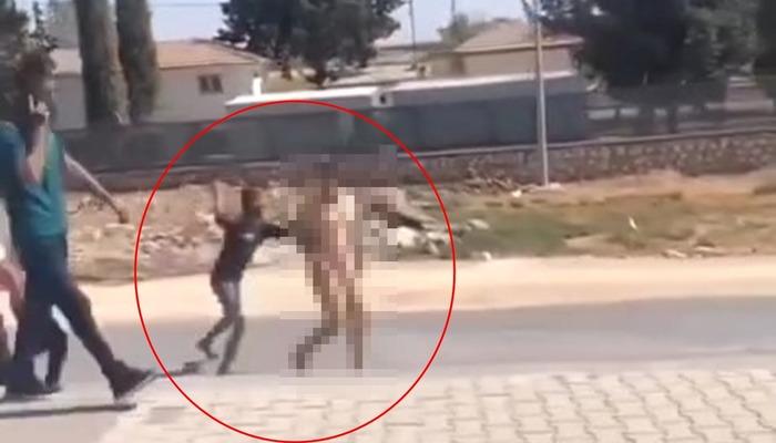“Utanmıyor musun?” sokakta çıplak yürüyen adama. dayak