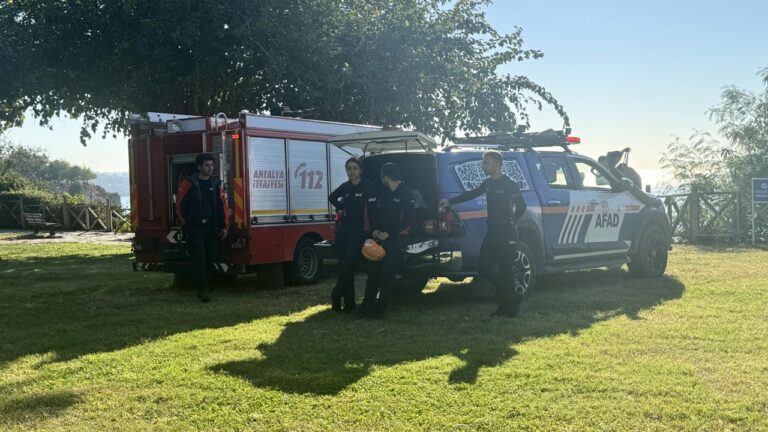 Antalya’da kayalıklarda mahsur kalan kişi kurtarıldı