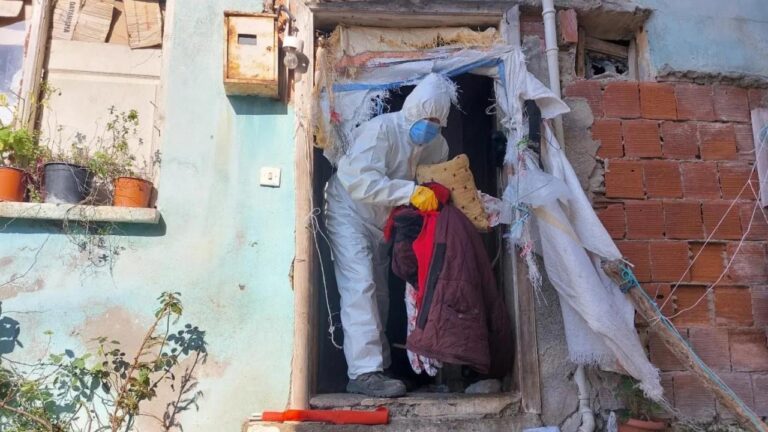 Ordu’da bir evde 2 kamyon çöp bulundu