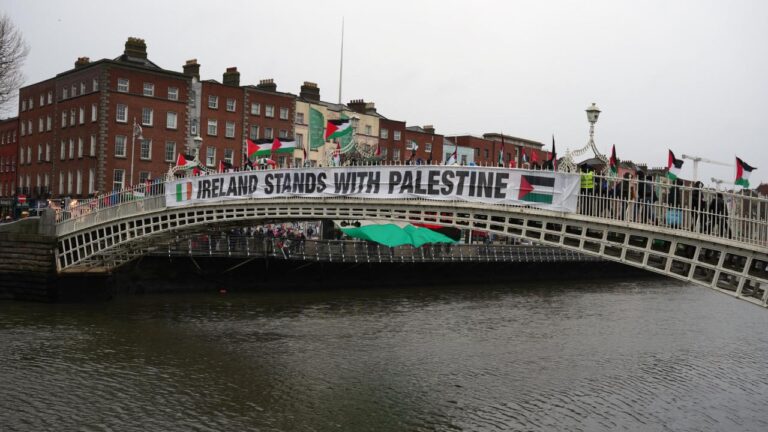 İrlanda’da düzenlenen Filistin nöbetine destek