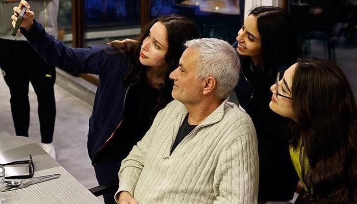 Jose Mourinho, Iftar’da burslu çocuklarla tanıştı