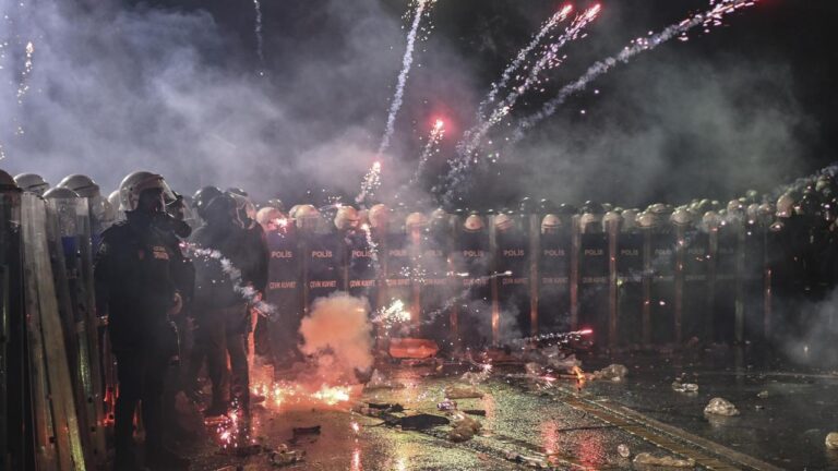 Polise saldıran grup, Saraçhane’deki yetkisiz etkinliğe müdahale etti