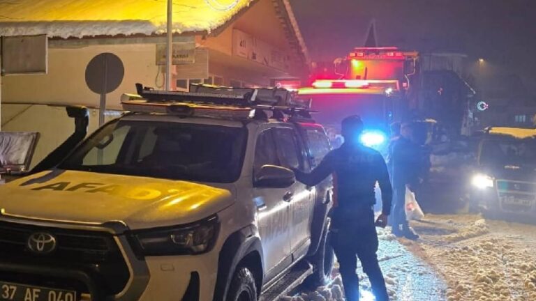 Takımlar, köydeki hasta için Kastamonu’daki kar nedeniyle ulaşmanın mümkün olmadığı önlemleri aldı