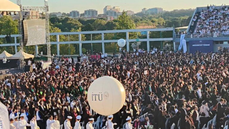 ITU'da Protesto: Öğrenciler sırtlarını rektöre çevirdi – son dakika Türkiye Haberleri