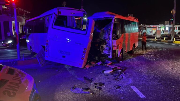 Antalya'da 3 Midibus içeren kazada 6 kişi yaralandı