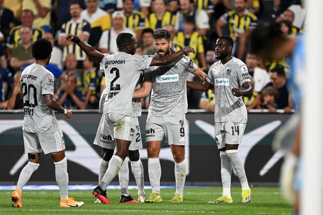 Kadıkenin sürpriz yok! Fenerbahce, Fennerbahce 2 alanında Kocaelisport'u 3-1 mağlup etti