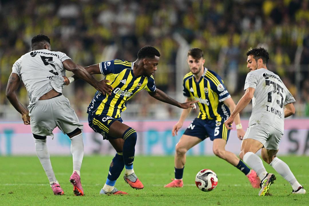 Kadıkenin sürpriz yok! Fenerbahce, Fenerbahce Field 8'de Kocaelisport'u 3-1 mağlup etti