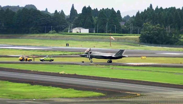 Japonya gökyüzünde tehlike! İngiliz F-35B av uçağı acil bir iniş yaptı