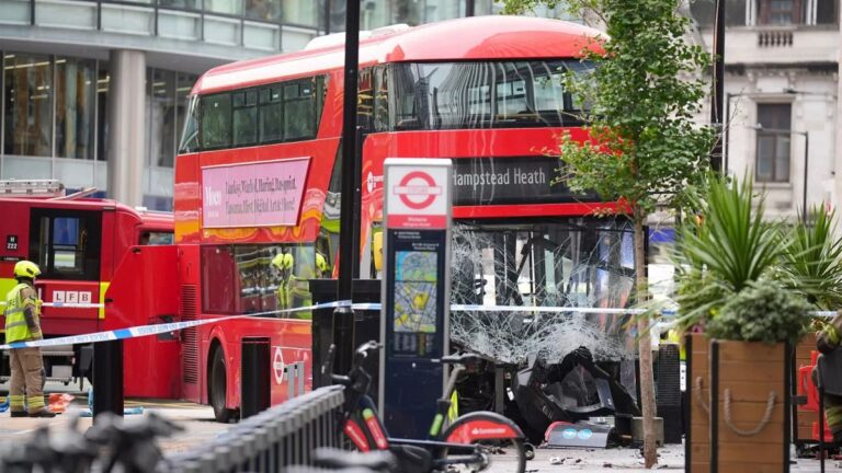 Londra'da iki katta otobüs kazası: Hastaneye en az 15 kişi alındı