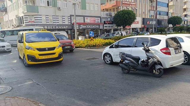 Ticari bir taksiyle çarpışan motosiklet fırlatıldı ve başka bir arabaya çarptı: 1 yaralı 3