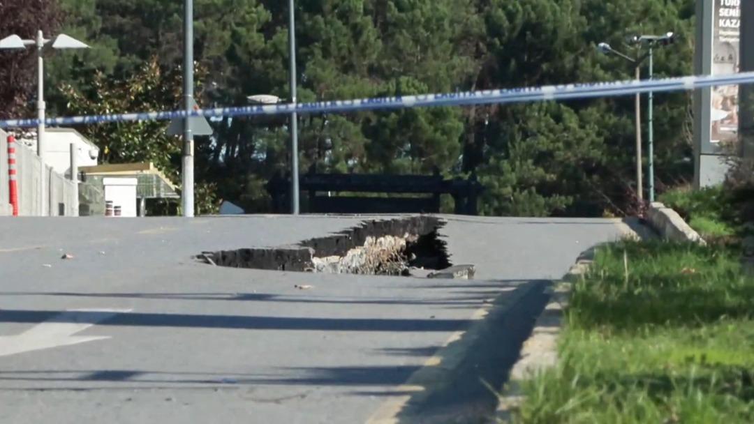 Ümraniye inşaatında istinat duvarı çöktü: yol çöktü! 3