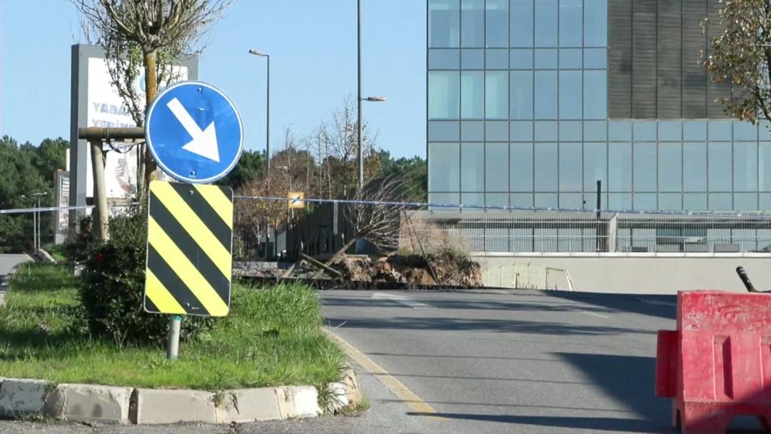 Ümraniye inşaatında istinat duvarı çöktü: yol çöktü! 4