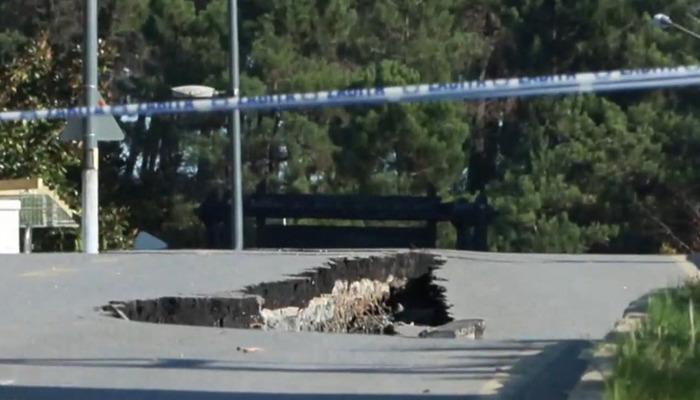 Ümraniye inşaatında istinat duvarı çöktü: Yol çöktü!