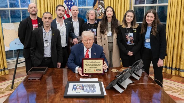 Trump, serbest bırakılan İsrailli mahkumlar ve aileleriyle Beyaz Saray'da buluştu